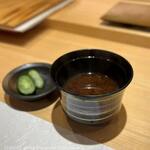 横浜 鮨 ふくじゅ - おまかせコース（9800円税込・サービス料別）／香の物と留椀～きゅうりのぬか漬け・赤だし