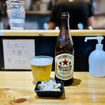 味噌麺処 花道庵 - 赤星サッポロラガービール 中瓶 (500ml) 590円 ※おつまみ付き
            2023年10月3日