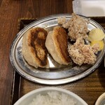 Sapporo Gyouza Seizousho - 餃子と唐揚げ
