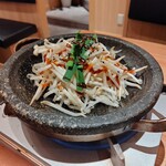 Ichadoru - 初回は無料で付いくるモヤシ。お肉に巻いて食べます。