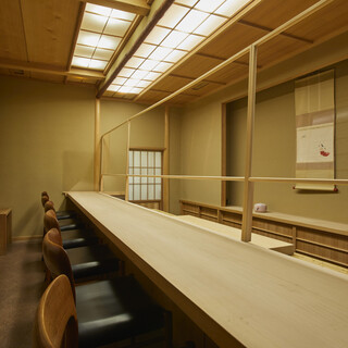 所在地や内装にも貫かれる、引き算の美学