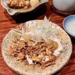 Yakitori Nihonshu Fukunotori - 鶏ハムの焼き茄子だれ 花椒のカリカリふりかけ