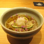 好日 - お口直しの蕎麦：大将が打たれた のど越しの良い二八蕎麦に すだち、おろし大根がのせられ、紫蘇の花が散らしてあります。