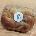 内橋 BREAD SHOP STUDIO - アラビアータ・オニオンドッグ　feat.肉汁滴るチョリソー