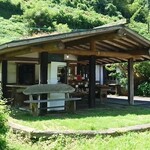 屋根に花壇のあるお店 - 