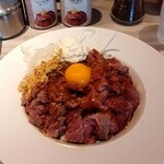 219631958 - ステーキ丼、Mサイズ白米で。＋100円で卵黄。