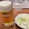 串かつラブリー - 生ビール キリン一番搾り(中)(660円)とお通しのキャベツ
