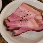 火場忠 - ②厚切りベーコン(税込390円)
      燻されたブロック状の豚バラ肉を切り分けて提供されました
      豚バラ肉の脂が濃縮された深い旨みを楽しみました