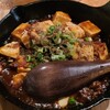 寅や - おつまみ
①麻婆豆腐(税込398円)
熱々のミニフライパンで提供、やや辛めの麻婆豆腐はお酒のアテにピッタリ