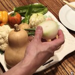 Bistro TATSU - 地元の珍しい野菜ばかり。シェフが持っているのは玉露玉ねぎ。