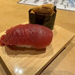 鮮魚 天ぷら すしつま - マグロ握りとウニ軍艦