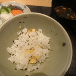 新屋敷 幸福論 - 栗ご飯とりわけごとお味噌汁、漬け物。