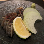 新屋敷 幸福論 - しめさばの炙り。かぼすをかけていただきます。