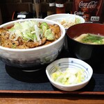 Sumiyaki Butadon Shingen - 豚丼並(バラ、醤油ダレ)とセット(サラダ、味噌汁、お新香)