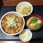 炭焼　豚丼信玄 - 料理写真:豚丼並(バラ、醤油ダレ)とセット(サラダ、味噌汁、お新香)