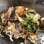 Okonomiyaki Hirano - 辻直人選手応援メニュー「つーじー焼」ソバライス牛バラとエリンギと白ねぎのすき焼き風、黄身のせ❣️