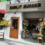 SUNLIT BURGER - お店の外観