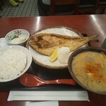 Sugamo Tokiwa Shokudou - 「ほっけ開き」と「豚汁」を定食で。豚汁は定食の味噌汁と差額で入れ替えて貰えます。