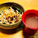 めしや ヒロキ倶楽部 - お通し(いたや貝と生ハムのお出汁),じゃこと大根おろし/500円