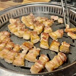 ヨプの王豚塩焼き - お店の方が切って焼いてくれます