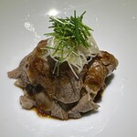 隼 - スライスした佐賀牛ヒレ肉　湯引き　温泉茄子揚げ浸し