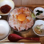 鮨・酒・肴 サカナファクトリー - 赤海老かやく丼とイクラ大トッピング（別皿でもらう）