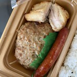 本家かまどや - おかず⇒ハンバーグ、ウインナー、チキン、キャベツ、お漬物✧︎*。
