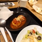 Bar&Tapas Celona - たこ焼きが共存するテーブルも、フードコートならでは