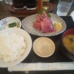 巣鴨ときわ食堂 - カツオ刺身定食。脂の乗った戻り鰹が大きめの刺身で7切れ。鮮度が良いので薬味は不要でした。