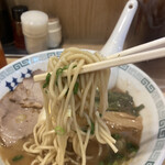 桂花ラーメン - 食いごたえある中太ストレート麺