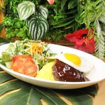 Hawaiian Cafe Mahou No Pankeki - ロコモコライスボール　【人気NO.１】大きな手ごねハンバーグに特製デミグラスソースをたっぷりかけた、ハワイの定番ローカルフード。よく混ぜて食べるのが本場の食べ方。