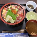 魚屋直営すし食堂 魚まる - 