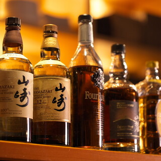 王道から銘酒まで充実。「酔鯨」「伝心」などの地酒も飲み放題可