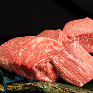 希少なブランド牛「完熟近江牛」をプロの焼き師が丁寧に火入れ