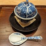 くずし 之助 - ふたを開ける前の峯野牛と早松茸(さまつだけ)の茶碗蒸し フォアグラバター 和風あんかけ(コース料理 料理長おまかせ)