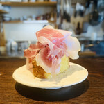 ヴェッキオ コンヴェンティーノ - ① ポレンタ（玉蜀黍のパウンドケーキ）、ゴルゴンゾーラのクリーム、セミドライ無花果、イベリコ豚の生ハム