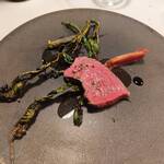 ジュエーメ - グラスフェッドビーフ短角鹿角牛
      結晶塩
      空芯菜、赤オクラ、十文字のジェネバの焼きリンゴ
      12年物バルサミコ
      オイル