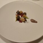 ジュエーメ - 無花果
      赤ワインのバーニャカウダ
      黒ごまのチューレ
      白神山地の月の輪熊の生ハム