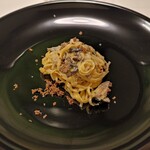 ジュエーメ - 比内地鶏の卵手打ちパスタ
      炭火焼にした鮎、ヒレや骨のローストのクラッシュ
      ポルチーニ
      自家製山椒