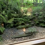 柳生の庄 - 大浴場へのアプローチ　全面ガラス越しの庭　