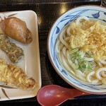 丸亀製麺 - かけ（並）+ネギ生姜天かす
            かしわ天 ちくわ磯辺天ハーフ いなり