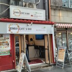 BOMBAY CAFE' & BAR - 店の外観全体、撮っている位置は神田神保町、店は一ツ橋にあります。