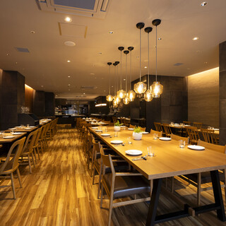 ゆっくりとお食事を楽しめるこだわりの空間づくり