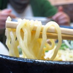 ラーメンクリスタル - 醤油は中太麺。