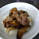 中華麺房 東龍 - 「半ライス」に「トッピング」を移設(*^^)v　コレは間違いない美味しさかと(*´艸｀*)