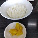 中華麺房 東龍 - 「半ライス」が「沢庵」を引き連れ着碗＼(^o^)／　(゜o゜;❗「半ライス」にしては「量」が多い(＠_＠;)(笑)