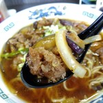 中華麺房 東龍 - 具材蓮華リフト⤴️「牛肉」「茄子」「玉葱」「大蒜の芽」「葱」等々(^o^)/
