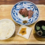 炙り牛たん 万 - 料理写真:「炙り牛たん塩焼き定食 4切れ」1,738円税込み♫