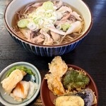 Maru yoshi - 肉そば(冷・天ぷら付き)800円