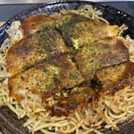 Hiroshima Okonomiyaki Okachan - ソースは薄めに塗ってあり、自分で必要に応じて追加で投入します